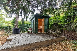 Avenue Crescent, London, W3