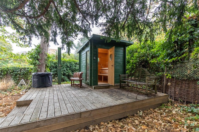 Avenue Crescent, London, W3