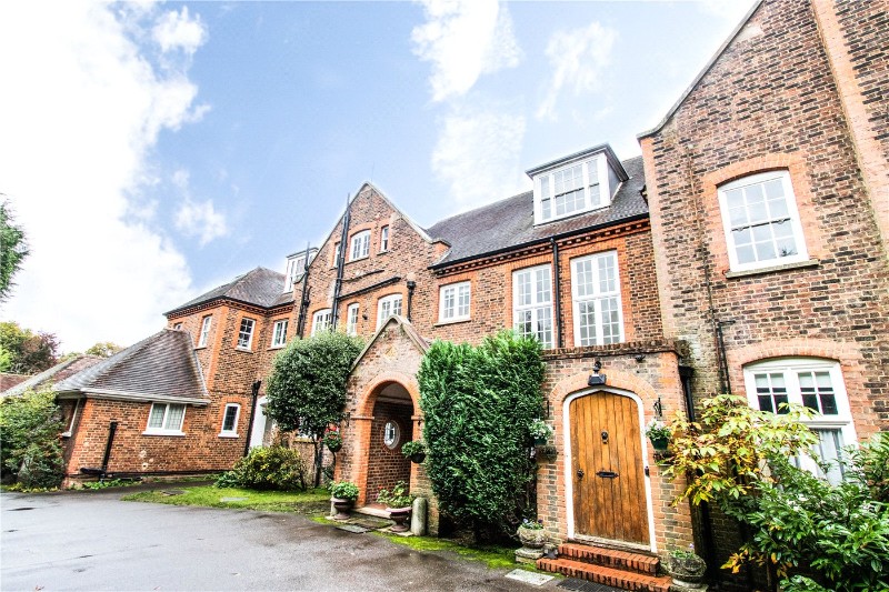 Oatlands Chase, Weybridge, KT13