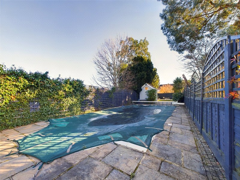 Hook Road, Chessington, KT9