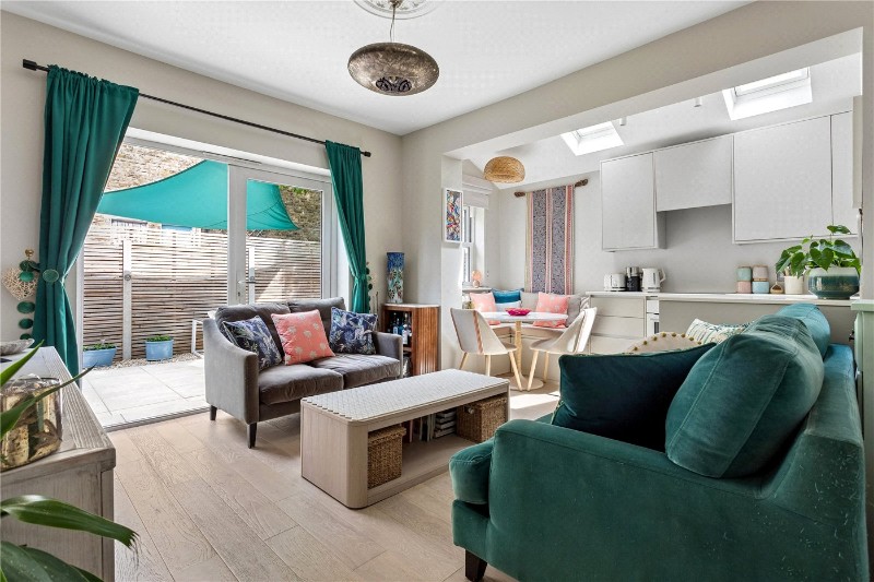 Dinsmore Road, London, SW12