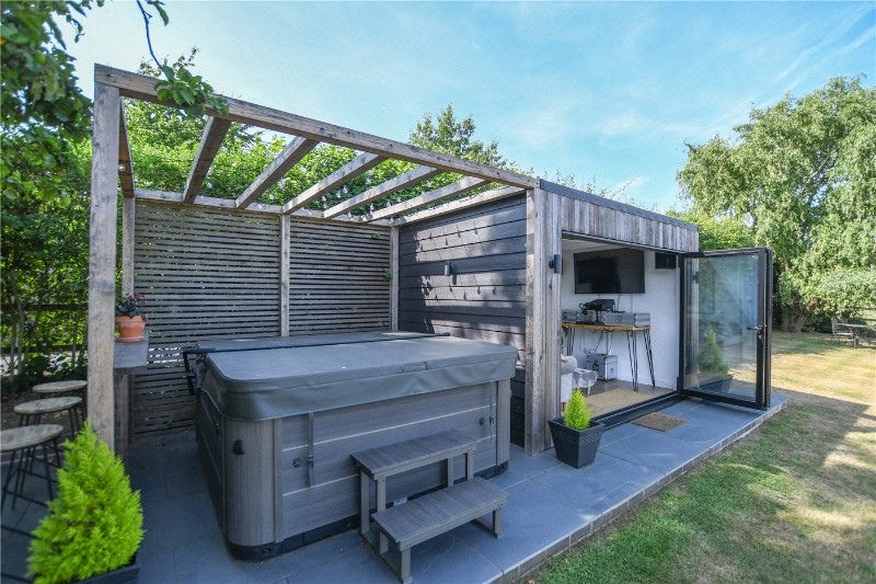Cricket Hill, Finchampstead, Wokingham, Berkshire, RG40