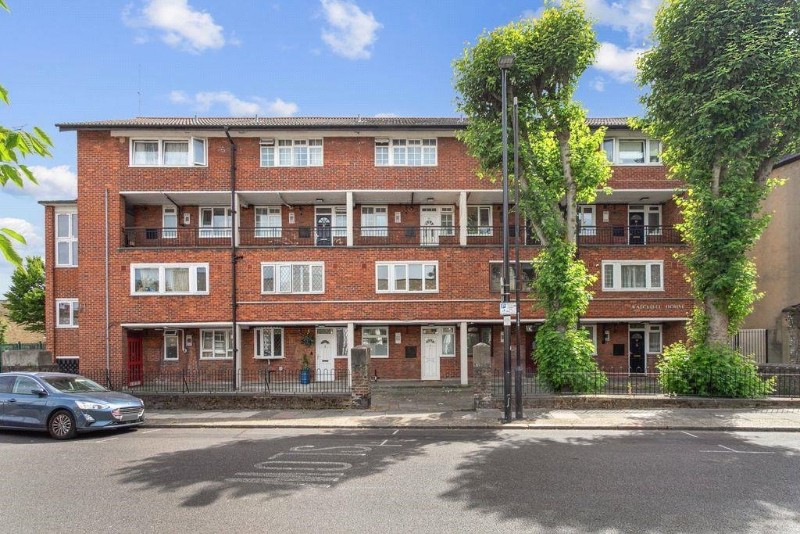 Barnes Street, London, E14