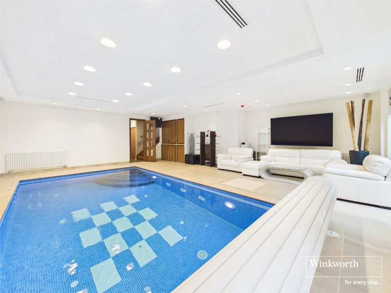 Edgeworth Crescent, London, NW4