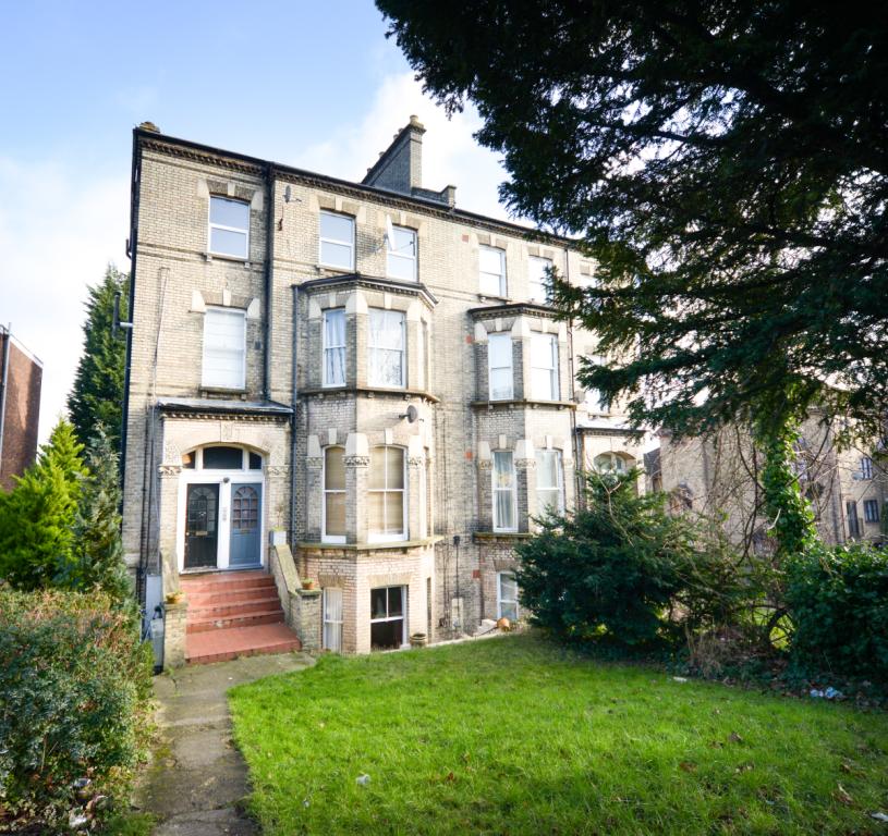 2 bedroom property for sale in South Norwood Hill, South Norwood