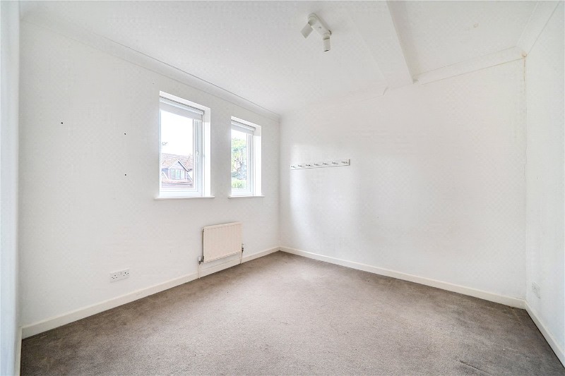 Fairholme Gardens, Farnham, Surrey, GU9