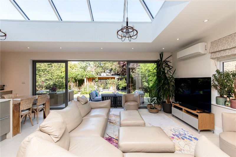 Gunnersbury Avenue, London, W5