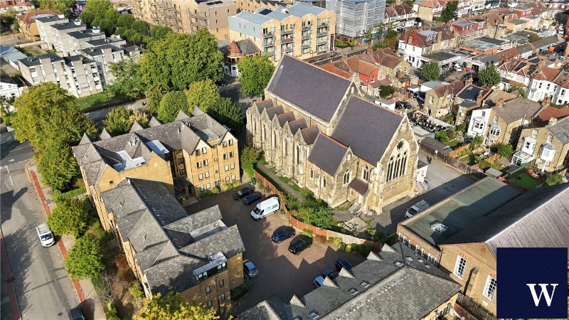 Hamilton Square, Sandringham Gardens, Finchley, London, N12