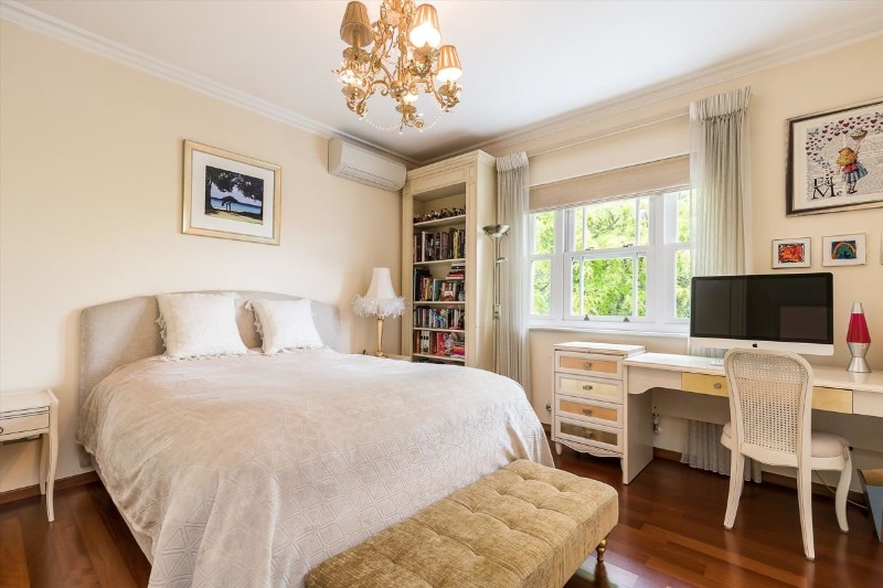Devereux Lane, Barnes, London, SW13