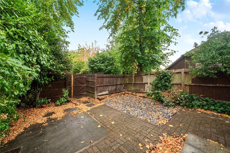 Fairholme Gardens, Farnham, Surrey, GU9
