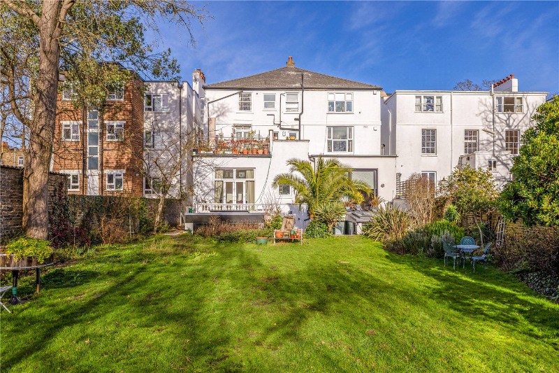 Larkhall Rise, London, SW4