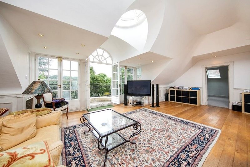 Roedean Crescent, London, SW15