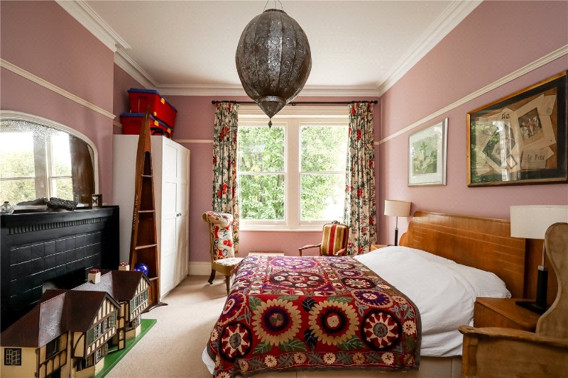 Avenue Crescent, London, W3