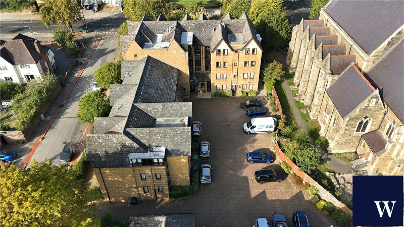 Hamilton Square, Sandringham Gardens, Finchley, London, N12