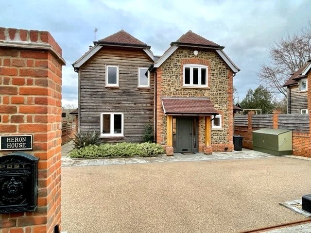 East Bridge Close, Tilford, Surrey, GU10