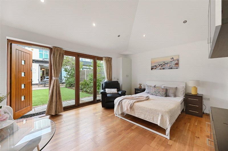 Warwick Road, London, W5