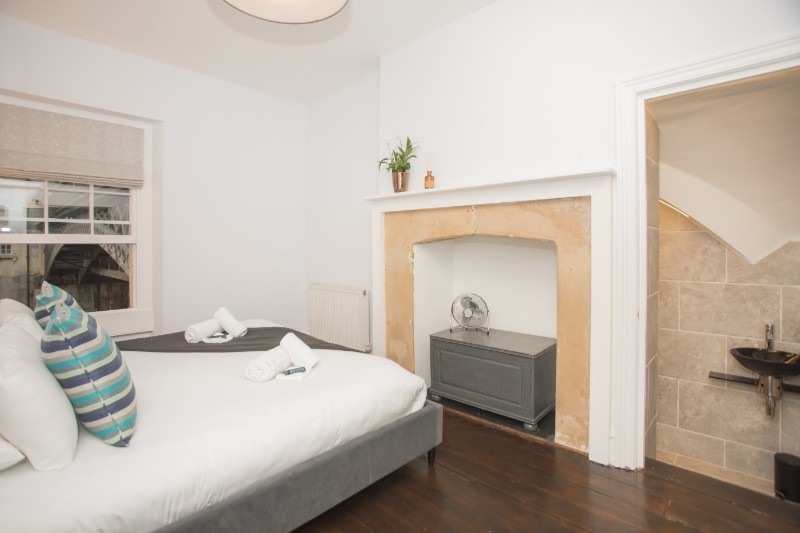 1 Cleveland Bridge, Bath, Somerset, BA1