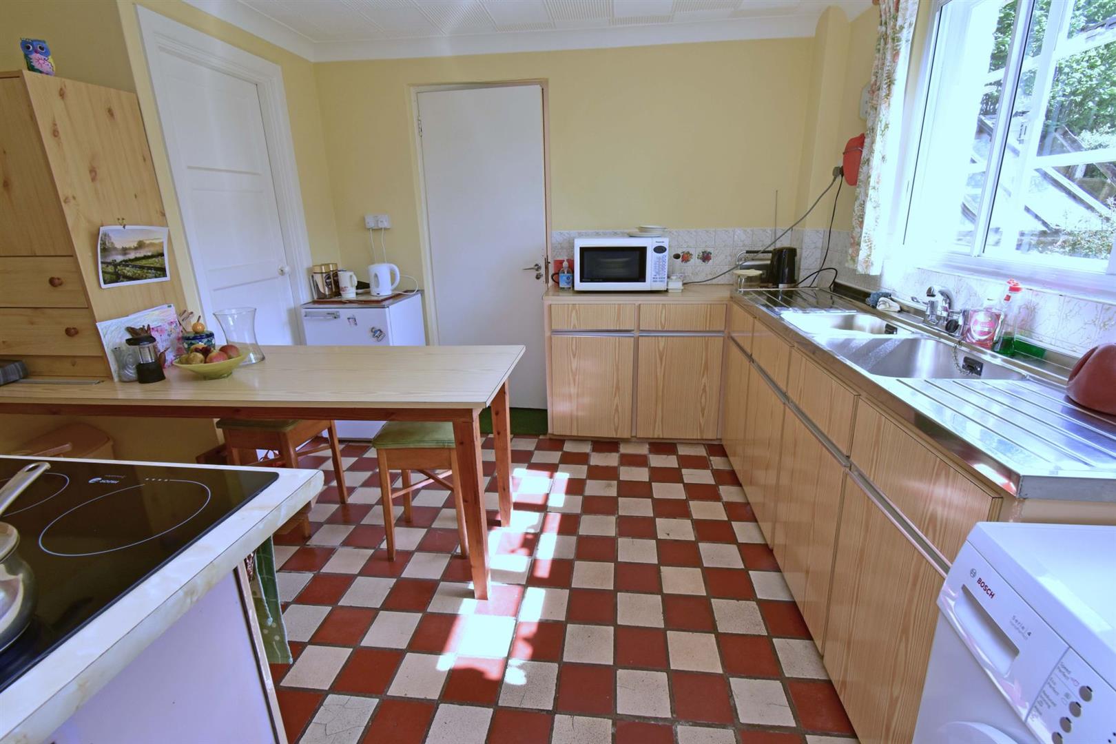 A KITCHEN 1.JPG