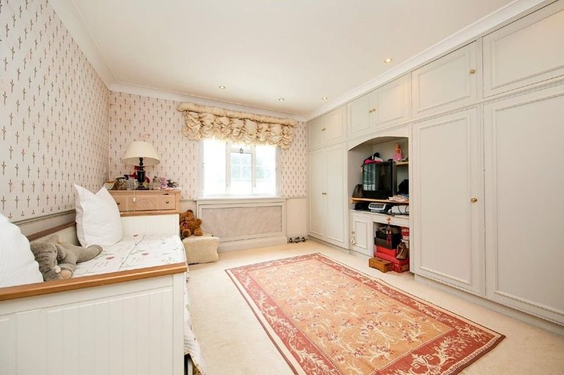 Roedean Crescent, London, SW15