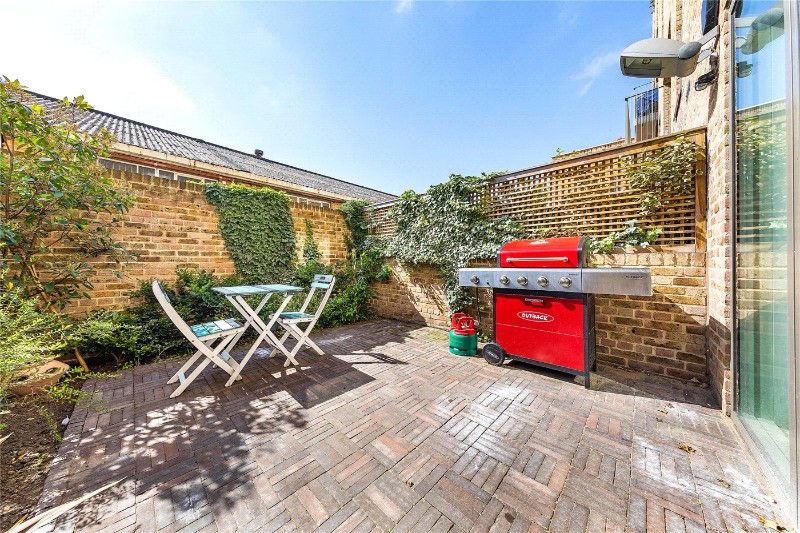 Narrowboat Avenue, Brentford, TW8