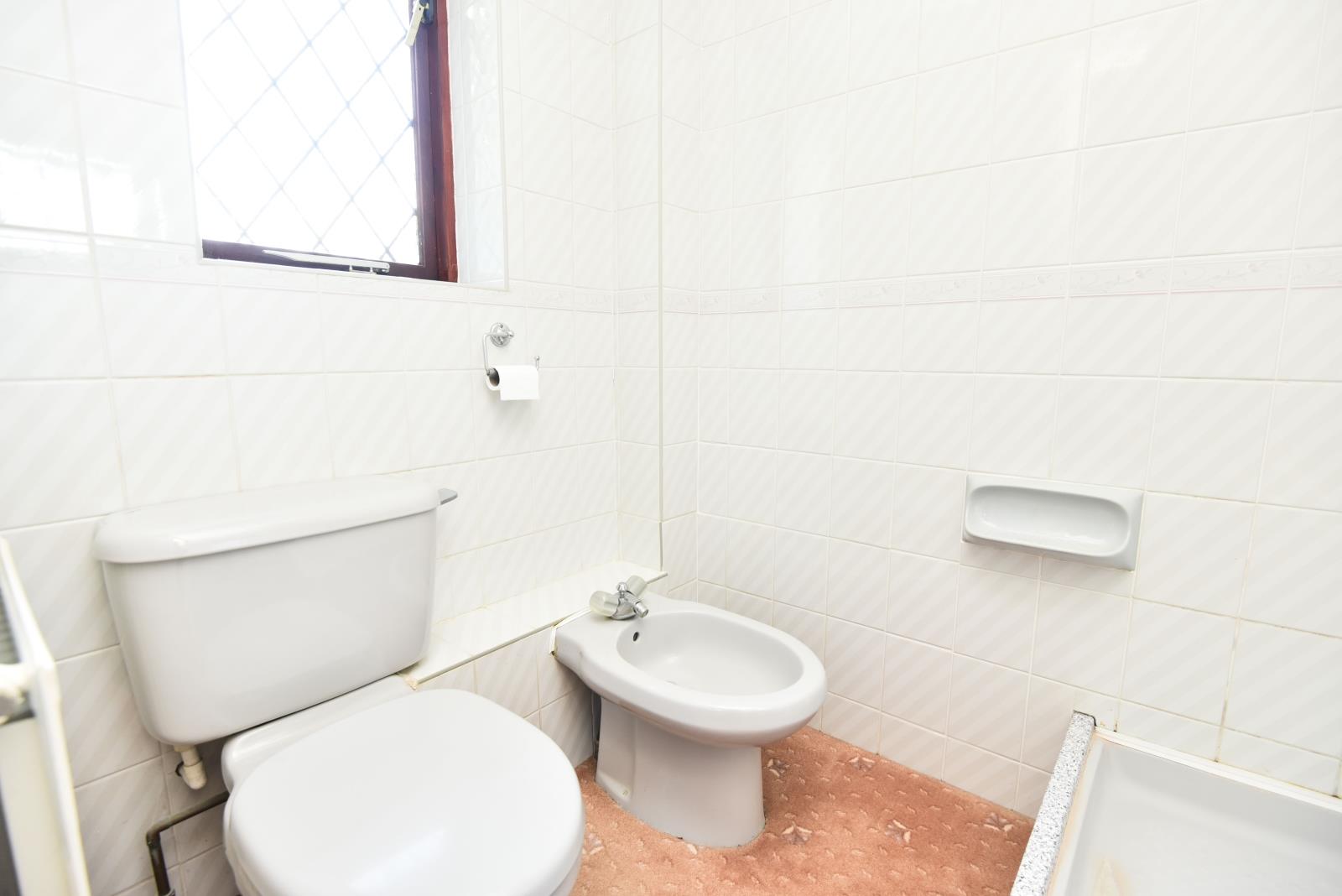 A BEDROOM 1 EN SUITE