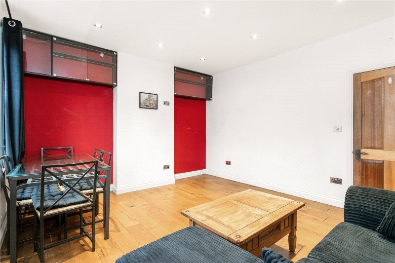 St. James&#39;s Street, London, E17