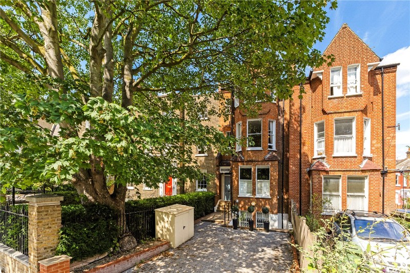 Larkhall Rise, London, SW4