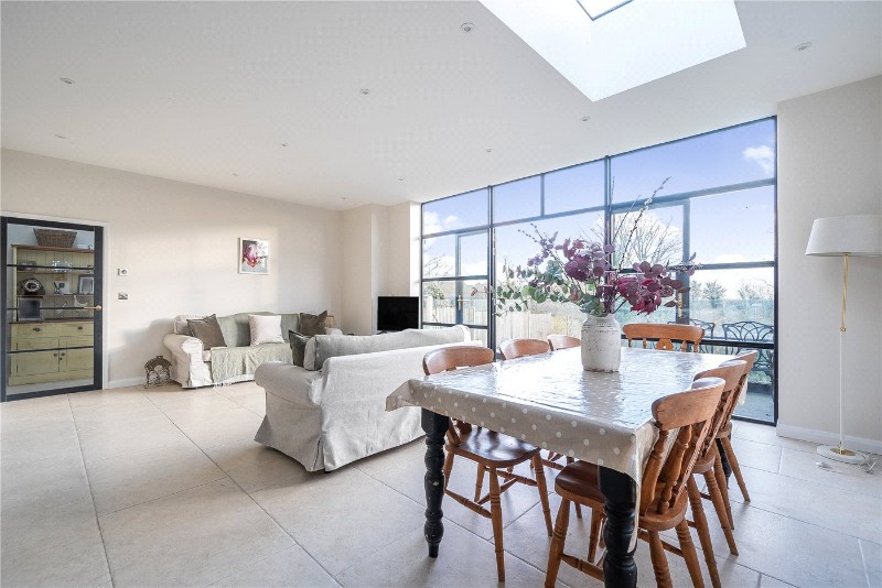 Larkfield Road, Farnham, Surrey, GU9