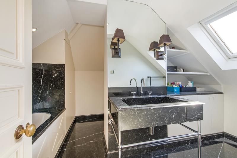 Roedean Crescent, London, SW15