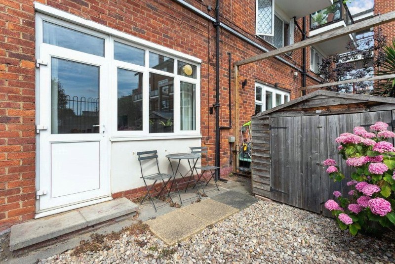Barnes Street, London, E14