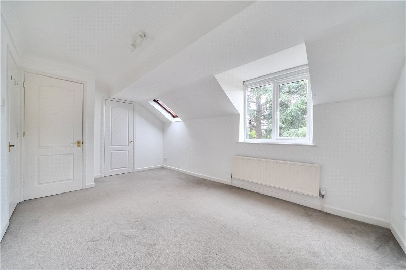 Fairholme Gardens, Farnham, Surrey, GU9
