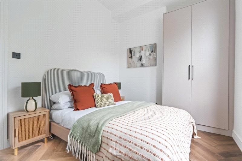 Warbeck Road, London, W12