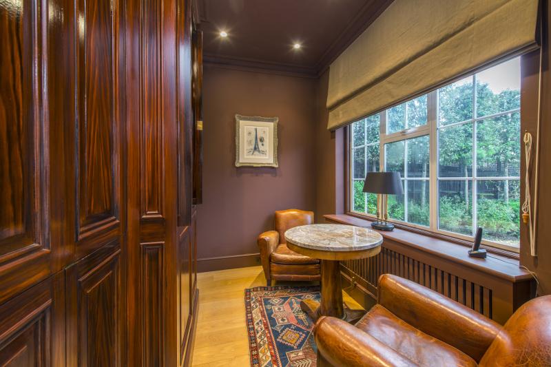 Roedean Crescent, London, SW15
