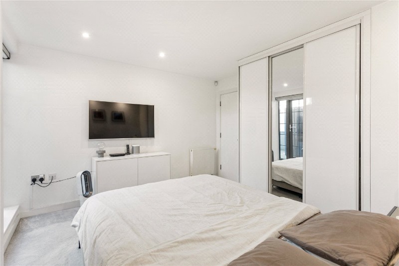 Lolesworth Close, London, E1