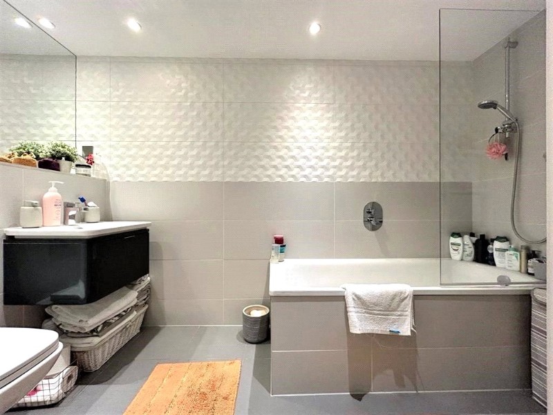 Station Road, Edgware, HA8