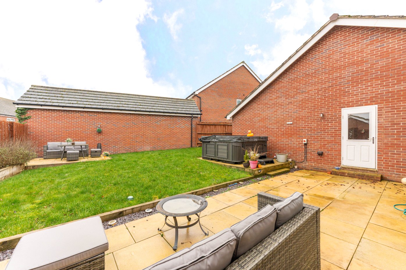 Terrace Side To Gard