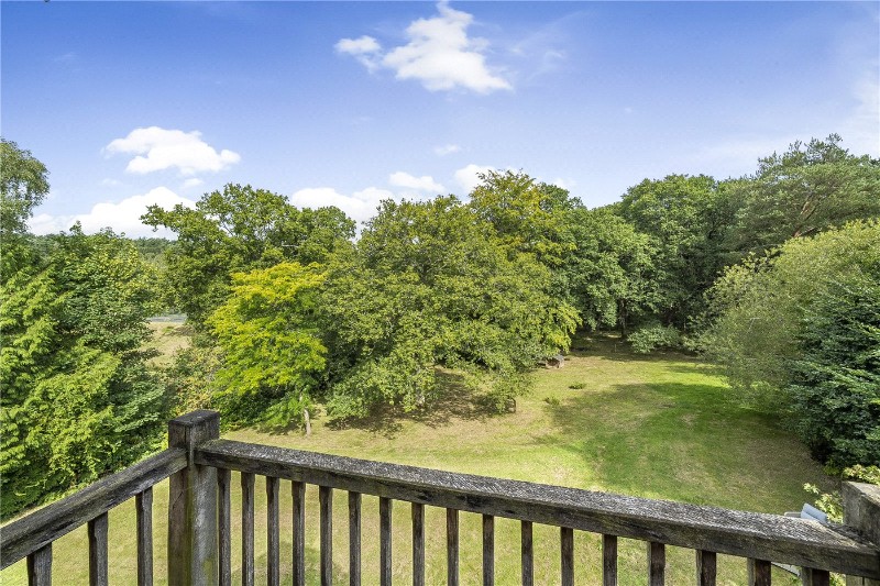 Fernbrae Close, Rowledge, Farnham, Surrey, GU10