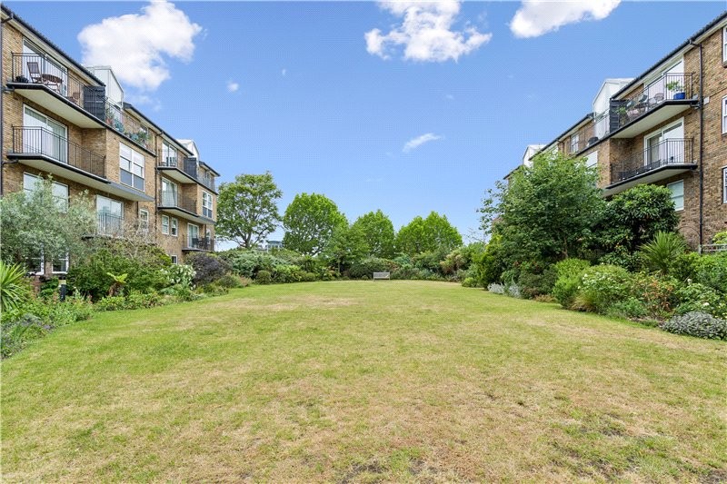 Whistlers Avenue, London, Morgans Walk, Battersea Church Road, SW11