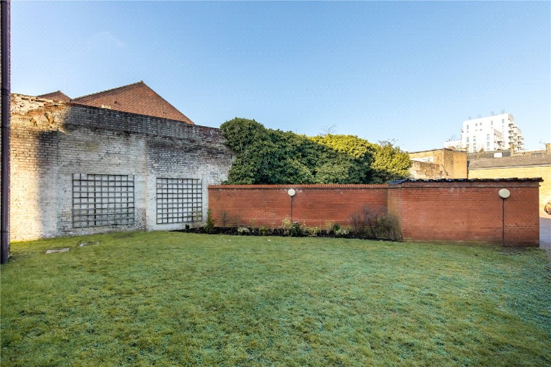 Avenue Road, London, W3