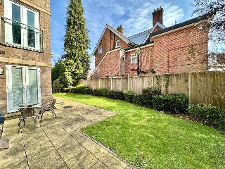 Le Petit Manoir, 70 Lansdowne Road, Bournemouth, Dorset, BH1