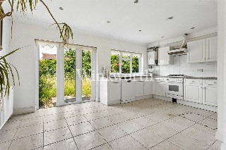 Chimes Avenue, London, N13