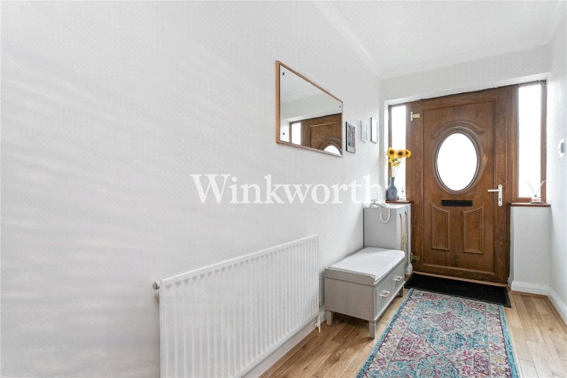 Empire Avenue, London, N18