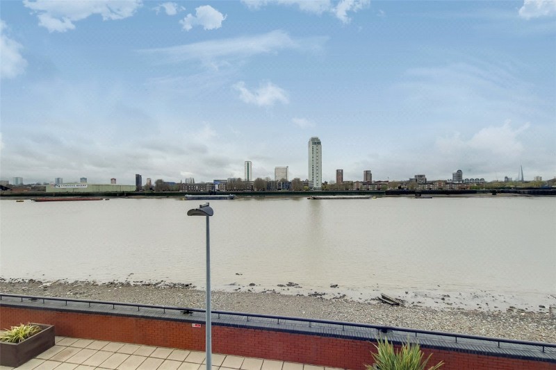Crews Street, London, E14
