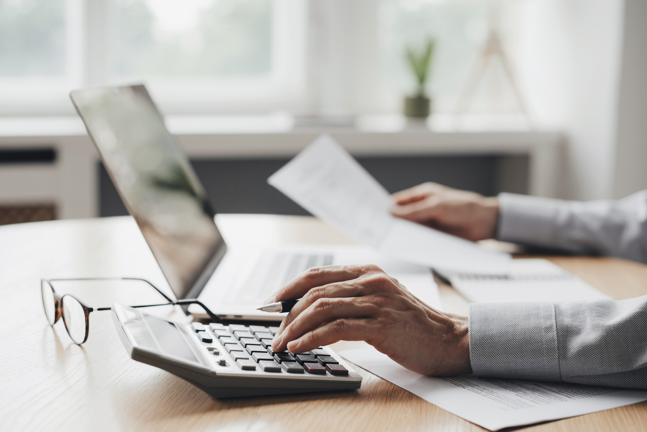 Agent-using-calculator-for-cash-buyer