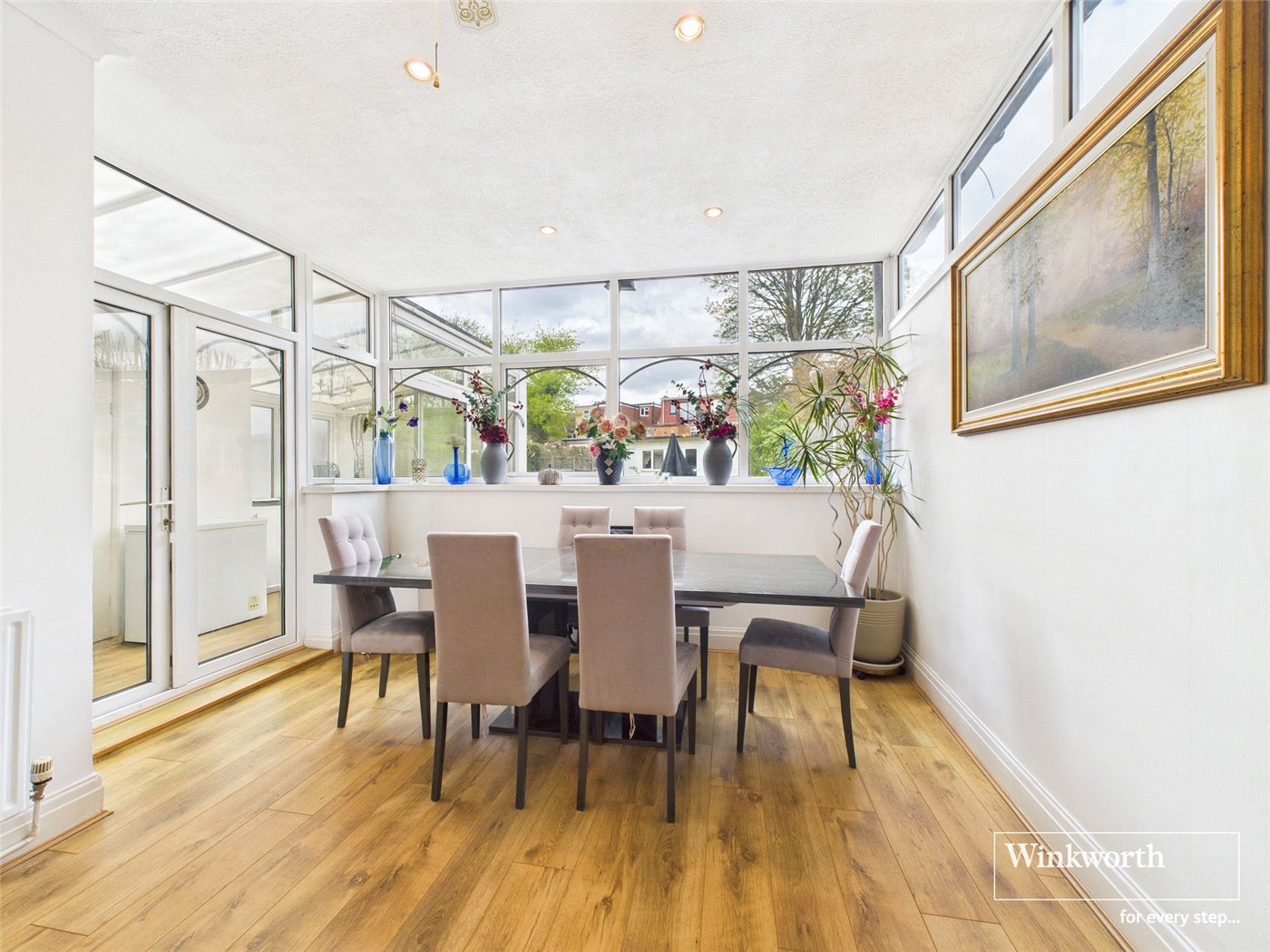 Lounge/Dining Area