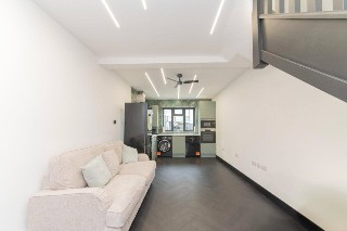 High Road, London, N12