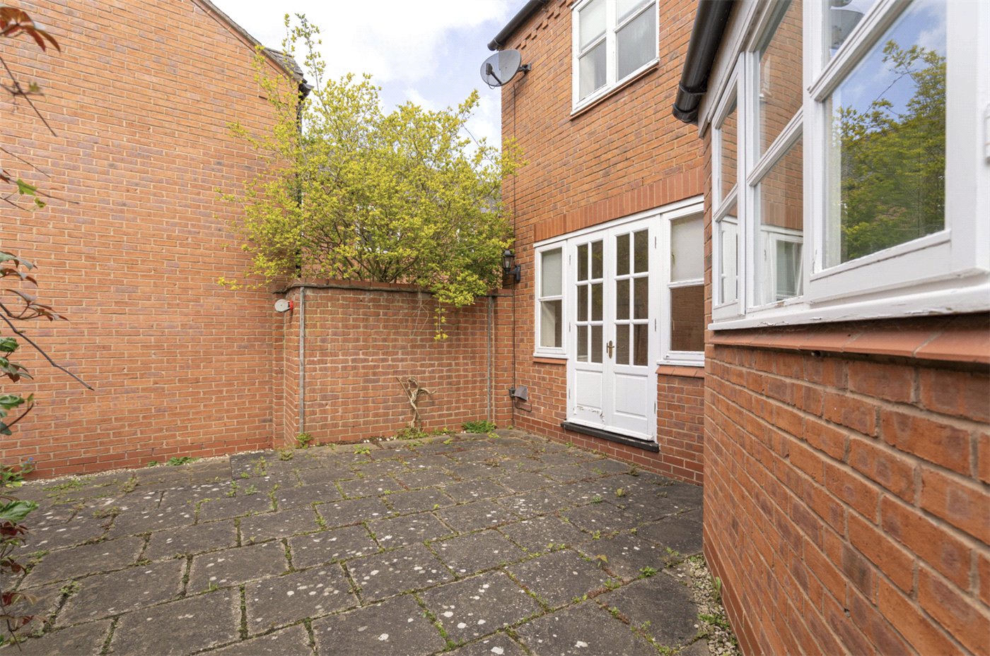 Courtyard To House