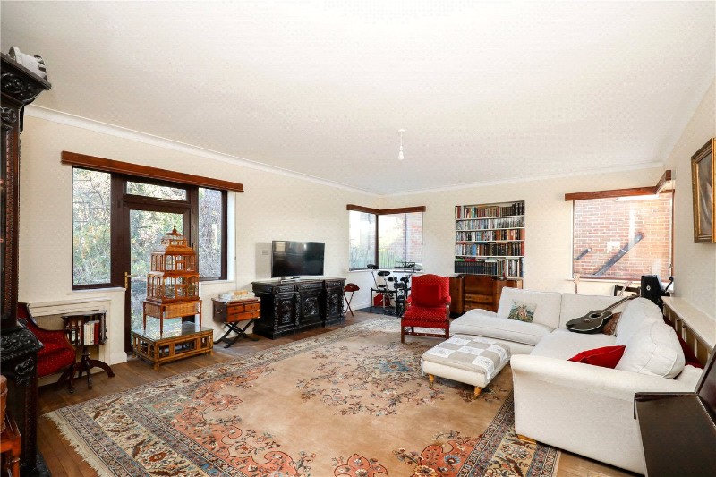 Dallas Road, London, W5