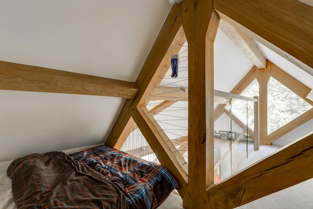 A GALLERY BED ph18.j