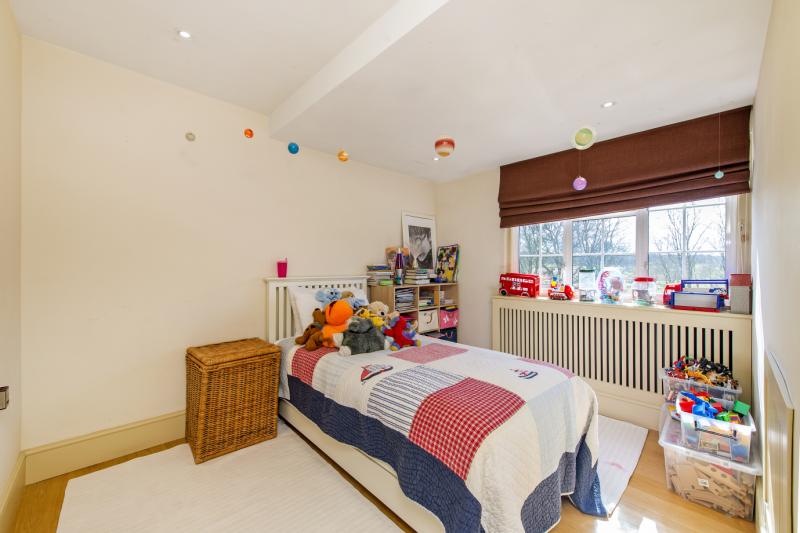 Roedean Crescent, London, SW15